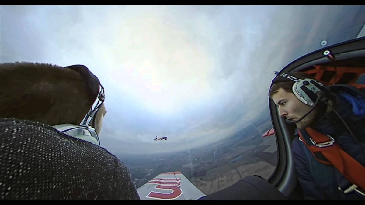 Podniebne akrobacje i studyjne błyski w kokpicie samolotu? Dlaczego nie! 1