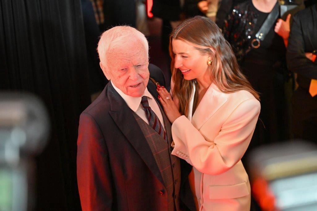 Marian Opania i Julia Wieniawa w objęciach na premierze filmu
