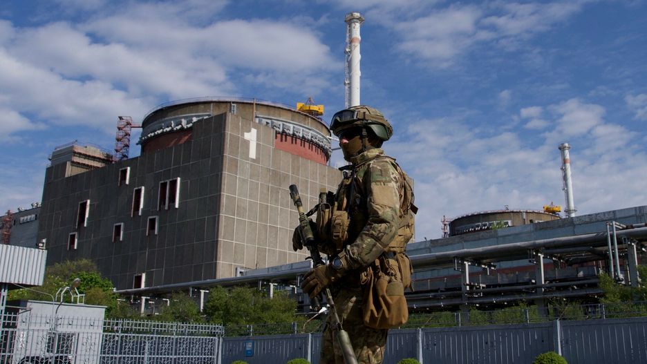 Ukraina - arch
(FILES) In this file photo taken on May 1, 2022, A Russian serviceman patrols the territory of the Zaporizhzhia Nuclear Power Station in Energodar. - Kyiv on August 8, 2022, called for the establishment of a demilitarised zone around the nuclear power station in east Ukraine, where recent fighting with Russian forces has raised fears of a nuclear accident. The Kremlin on August 8, 2022, accused Ukrainian forces of firing on the Zaporizhzhia atomic power plant, warning of potential "catastrophic consequences" for Europe.
 *EDITOR'S NOTE: This picture was taken during a media trip organised by the Russian army.* (Photo by Andrey BORODULIN / AFP)
ANDREY BORODULIN