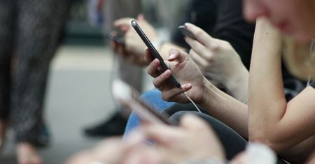 Zgadzają się zbyt często. Naukowcy ostrzegają przed chatbotami