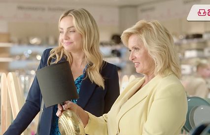 Socha i Kasprzyk w nowej reklamie Salonów Agata promują dodatki (wideo)