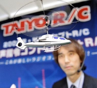 Zabawkowy helikopter sterowany głosem 1