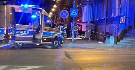 Wypadek na skrzyżowaniu w Lublinie. Karetka po zderzeniu przewróciła się na bok