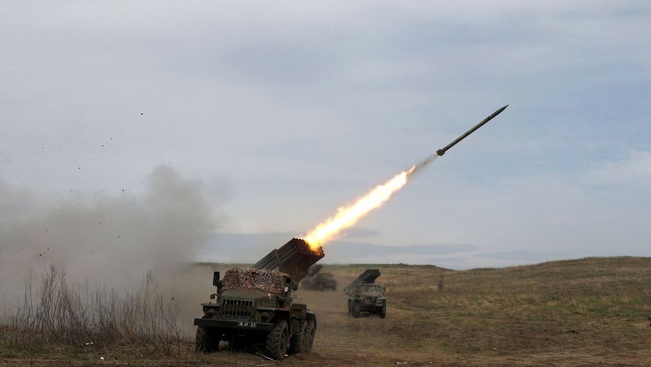 Wojna w Ukrainie - sytuacja w DonbasieTOPSHOT A Ukrainian multiple rocket launcher BM-21 "Grad" shells Russian troops' position, near Lugansk, in the Donbas region, on April 10, 2022. (Photo by Anatolii STEPANOV / AFP)ANATOLII STEPANOV