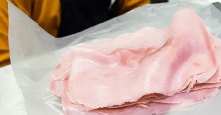 Prosty sposób na przechowywanie wędliny. Dzięki niemu nie zrobi się obślizgła