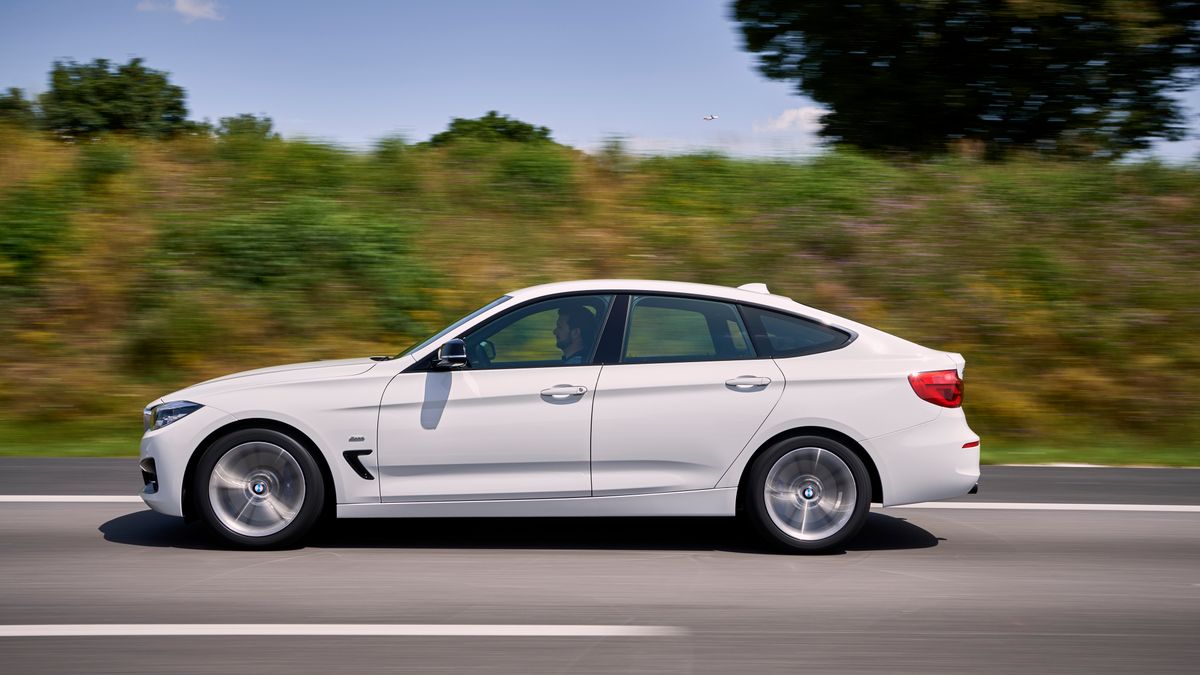 Nieoznakowane egzemplarze serii 3 GT wyróżniają się charakterystyczną linią boczną