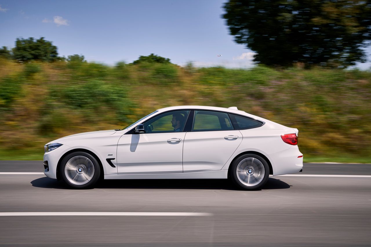 Policja odbiera radiowozy BMW. Wiemy, do jakich komend trafią nieoznakowane auta