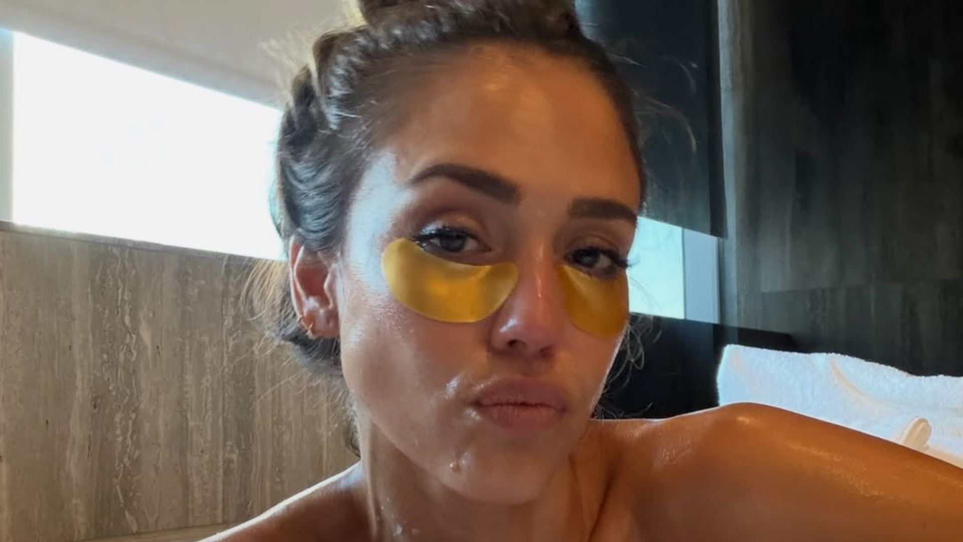 Jessica Alba pozuje NAGO w wannie (FOTO)