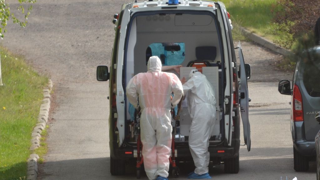 Karetka przed radomskim DKS przy ul. Młyńskiej.