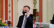 Andrzej Duda rozmawia z królem Jordanii przez telefon, a internauci SZUKAJĄ KABLA przy aparacie (FOTO)