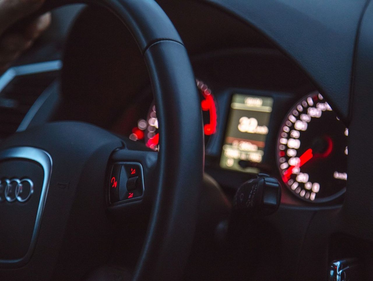 Pijany mechanik chciał pojeździć autem, które miał naprawić. Rozbił audi należące do klientki