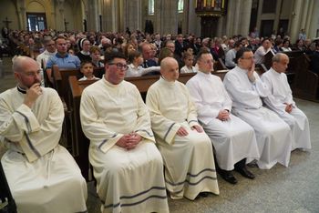 Gnieźnieńska kuria szuka diakonów. Można udzielać chrztu i wyprawić pogrzeb. Nie potrzeba celibatu! Kto może pełnić tę posługę?