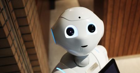 Wyższe płace przyspieszą automatyzację. Kto może stracić pracę?