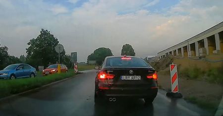 Kierowca nieoznakowanego BMW omal nie spowodował kolizji. Wszczęto czynności wyjaśniające