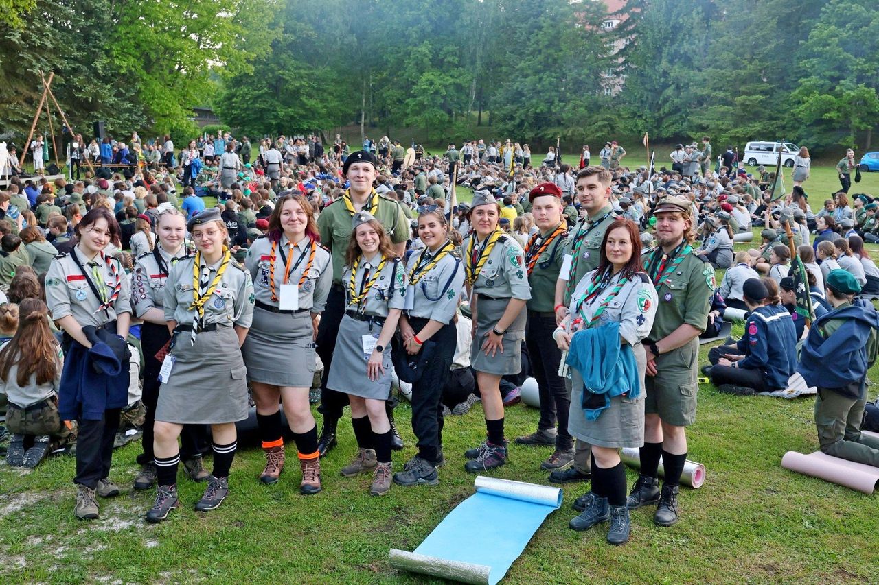 Harcerze z całego Dolnego Śląska opanowali stolicę Karkonoszy. Jubileusz 80-lecia ZHP po inauguracji [ZDJĘCIA]