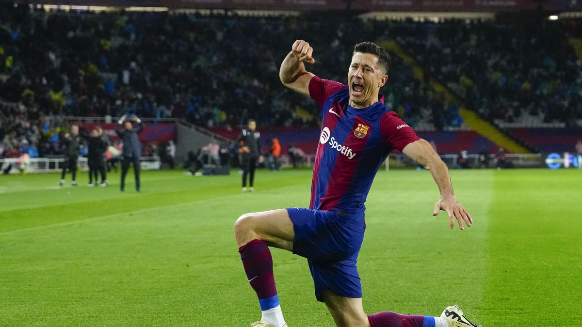 epaselect epa11309303 FC Barcelona's striker Robert Lewandowski celebrates after scoring the 3-2 goal during the Spanish LaLiga soccer match between FC Barcelona and Valencia CF in Barcelona, Spain, 29 April 2024. EPA/ENRIC FONTCUBERTA Dostawca: PAP/EPA.