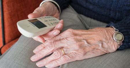 Płońsk. Okradły 90-latkę metodą na "hydraulika". Straciła oszczędności