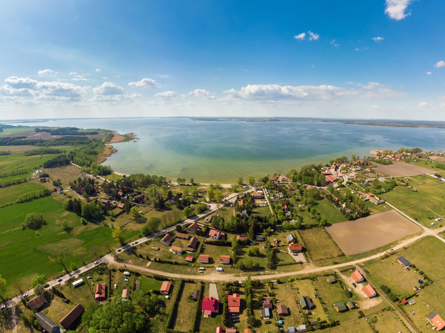 Widok z lotu ptaka na jezioro Śniardwy oraz Nowe Guty