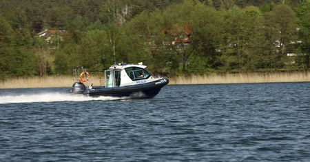 Tragedia na jeziorze Ukiel. Zginął, ratując syna. Ratownik komentuje