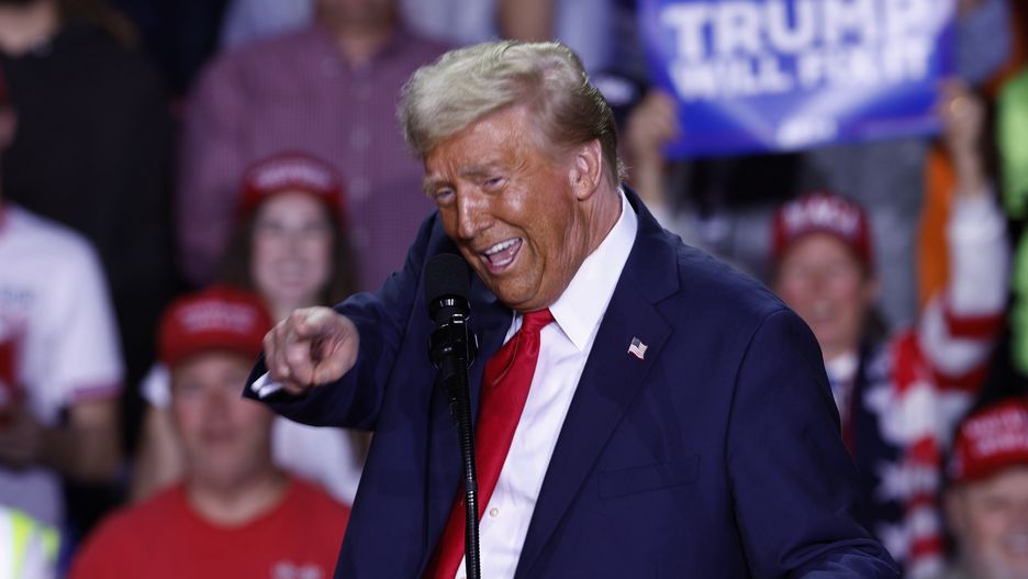 Republican presidential candidate and former US President Donald Trump gestures as he speaks during a campaign rally in Grand Rapids, Michigan, USA, 04 November 2024. Trump and Vice President and Democratic presidential nominee Kamala Harris are tied in the polls with one day until the election of 05 November. EPA/CJ GUNTHER Dostawca: PAP/EPA.