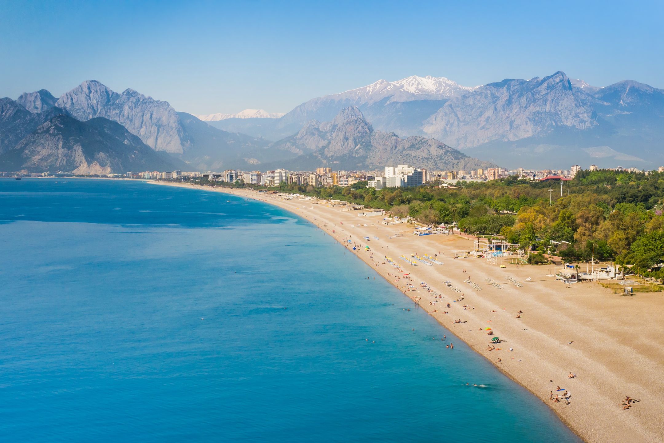 Plaża Konyaalti w kurorcie Antalya na Riwierze Tureckiej