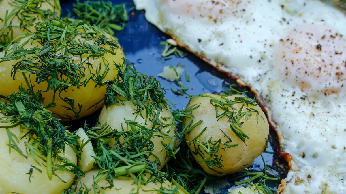 Młode ziemniaki z jajkiem i kefirem to wspomnienie z dzieciństwa