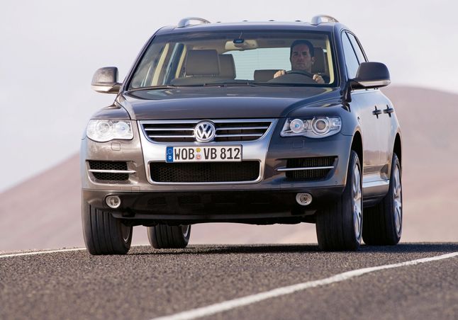 VW Touareg to stosunkowo tani w zakupie, ale drogi w utrzymaniu samochód. Jeśli chcesz go kupić, zrób to świadomie.