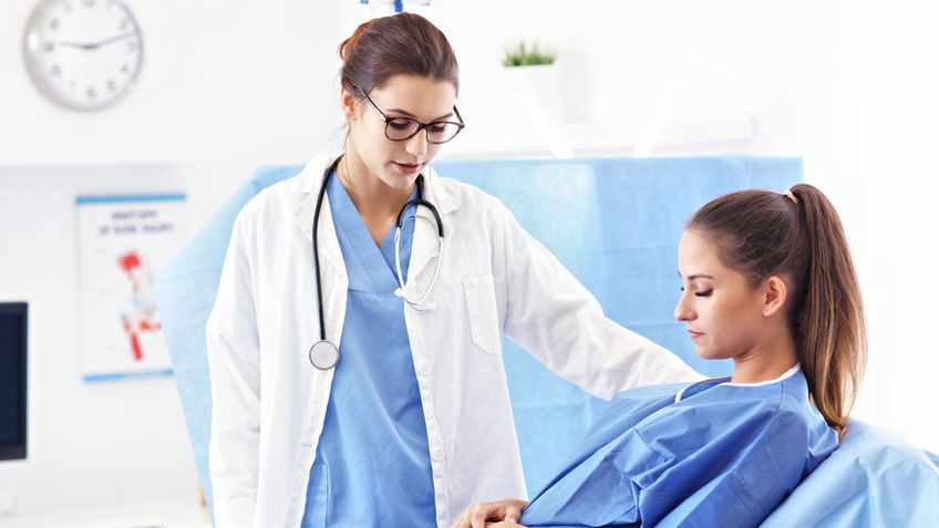 Zapalenie tkanki okołowątrobowej, nazywane również zespołem Fitz-Hugh-Curtisa, jest rzadkim zaburzeniem, które w większości przypadków dotyka kobiety. 