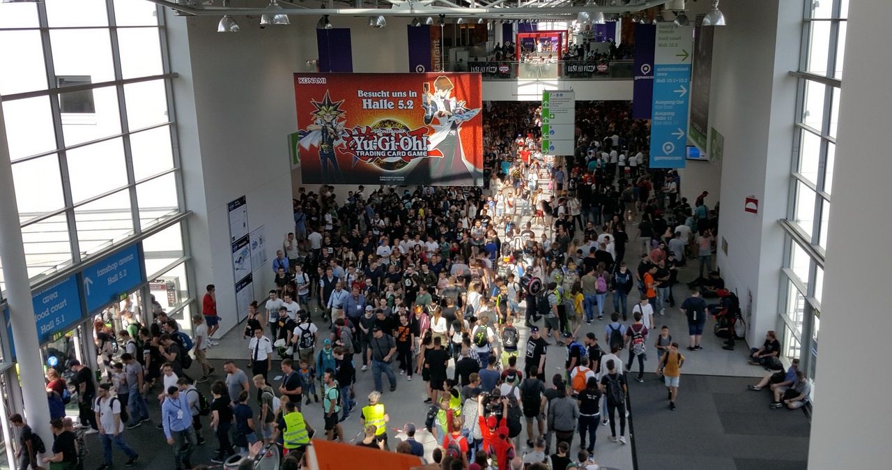 Gamescom 2017 - tłumy na wejściu do hal targowych