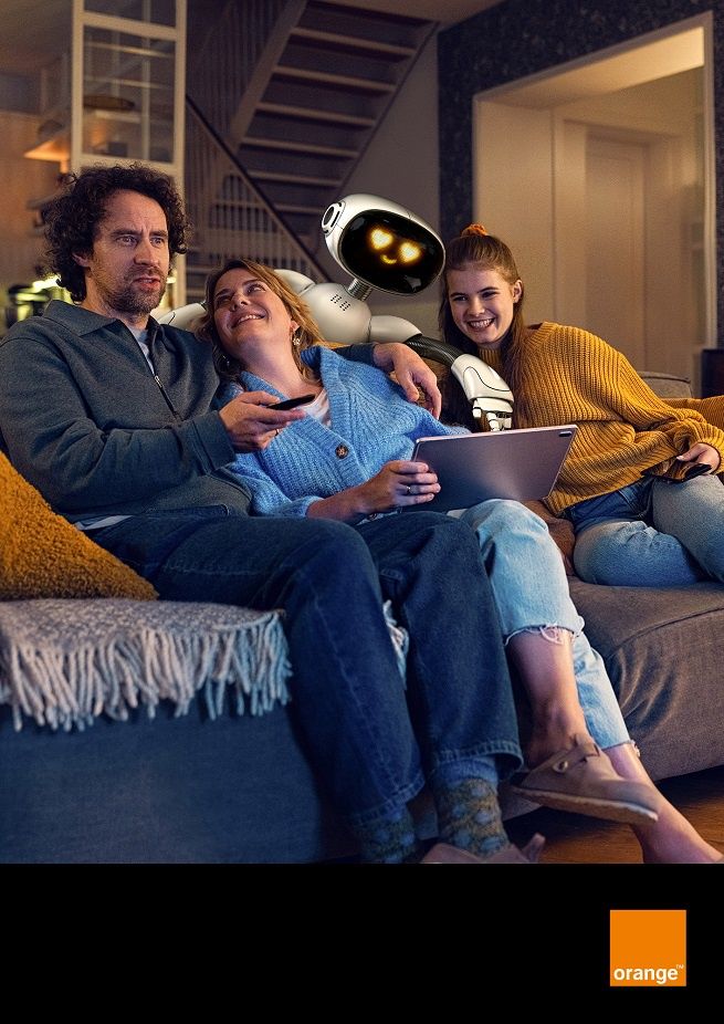 Robot Max ściga się z najszybszym internetem w nowej reklamie Orange