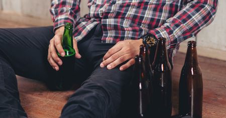 Komu przysługuje "renta alkoholowa"? Tyle wynosi świadczenie w 2025 roku