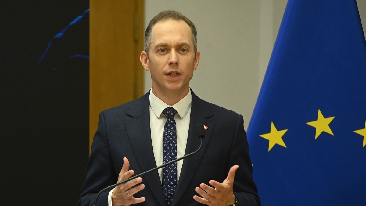 Warszawa, 10.07.2024. Wiceminister obrony narodowej Cezary Tomczyk na konferencji prasowej w siedzibie Sztabu Generalnego WP w Warszawie, 10 bm. Podczas spotkania została przedstawiona informacja na temat działań podejmowanych w celu wzmocnienia wschodniej granicy Polski oraz aktualnych prac w ramach programu Tarcza Wschód. (jm) PAP/Piotr Nowak