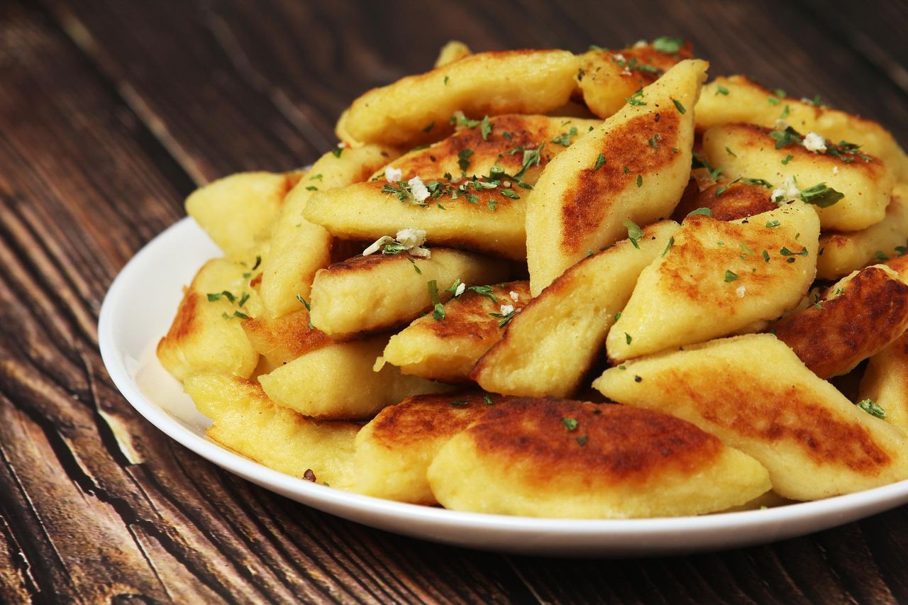 Podsmażone kopytka na talerzu