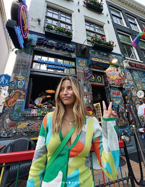 Julia Wieniawa i Nikodem Rozbicki pałaszują ostrygi podczas pobytu w Amsterdamie