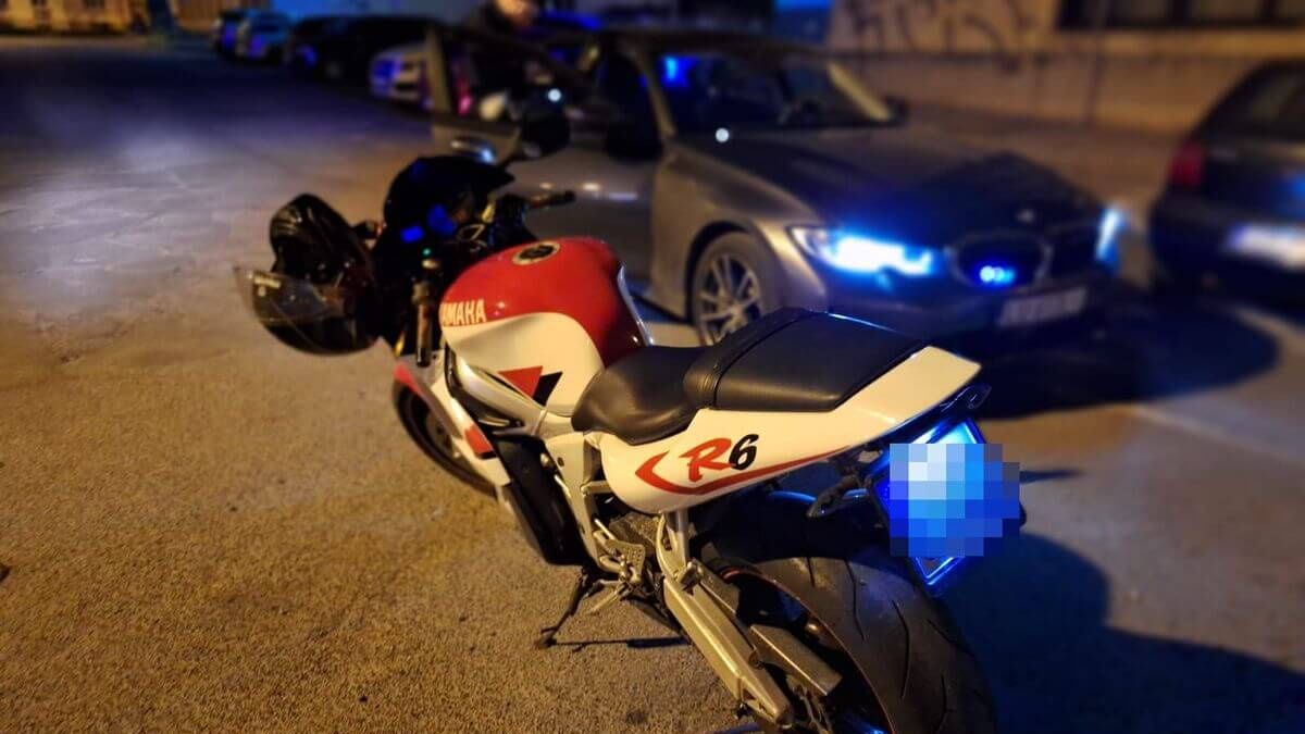 Policjanci skontrolują motocyklistów