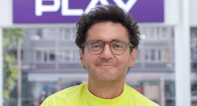 Play zyskuje także klientów na kartę. Bez szastania na reklamy