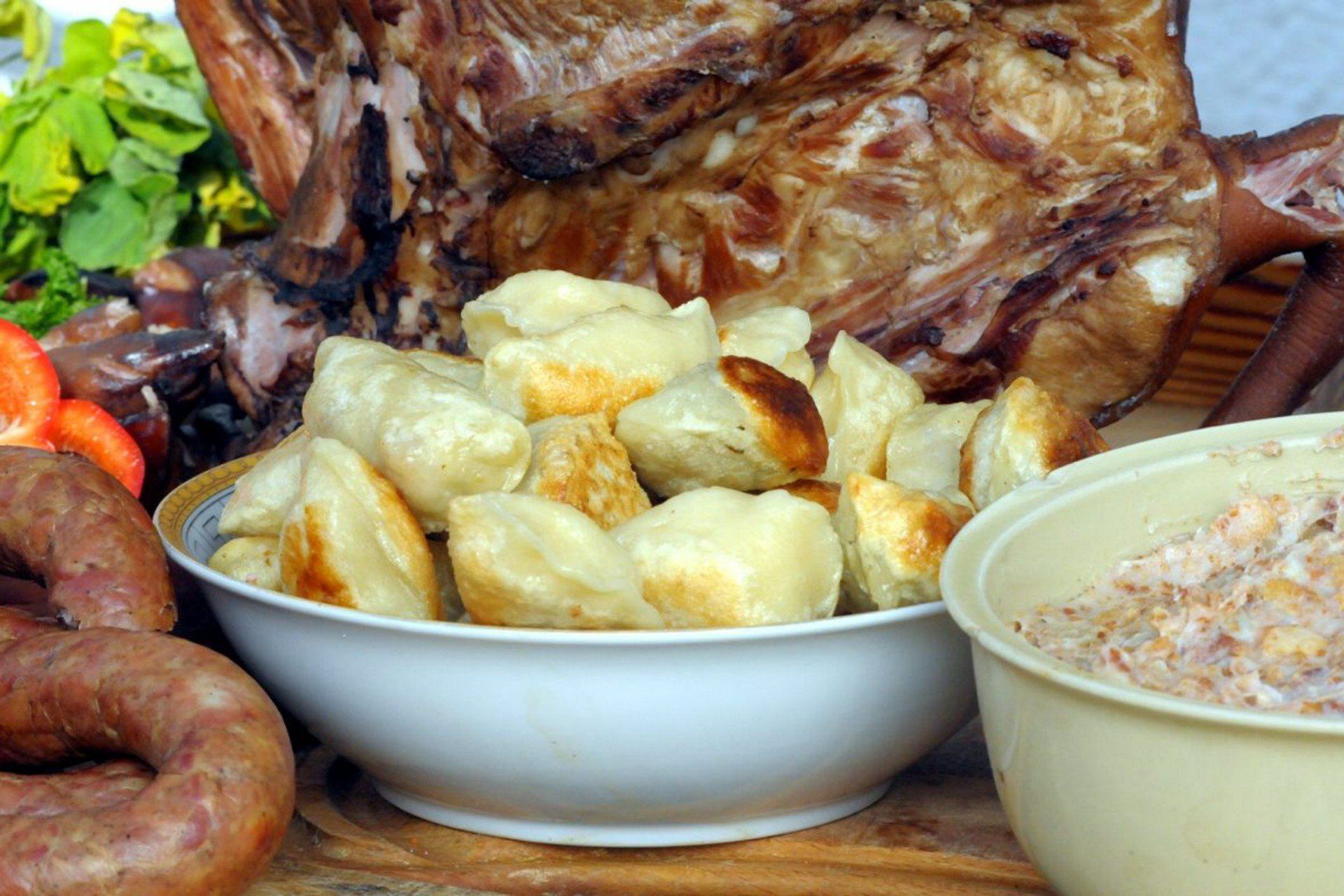Pierogi po lubelsku faszerowane są kaszą gryczaną z twarogiem i w wersji na słodko doprawiane suszoną miętą.