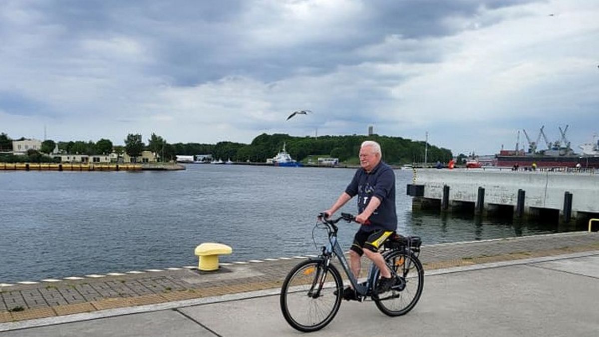 Lech Wałęsa na rowerze