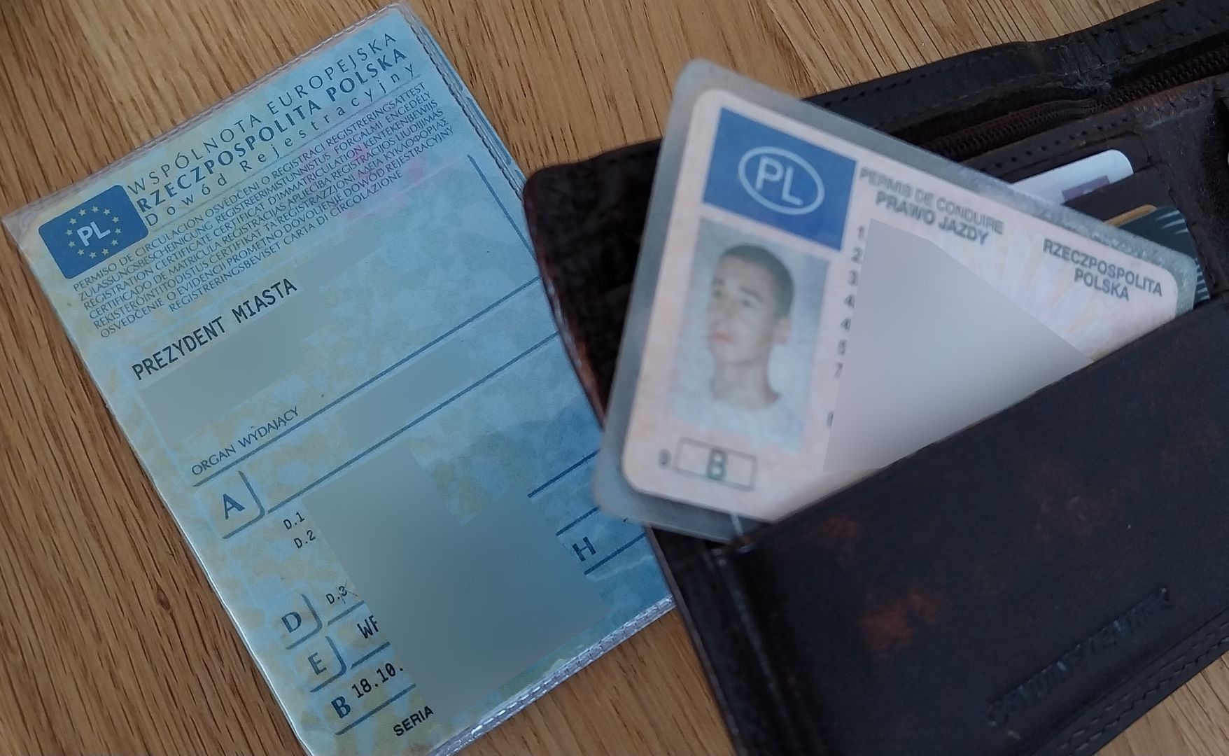 Dowód rejestracyjny jest mniej poręczny niż prawo jazdy, ale w dalszą trasę warto go wziąć