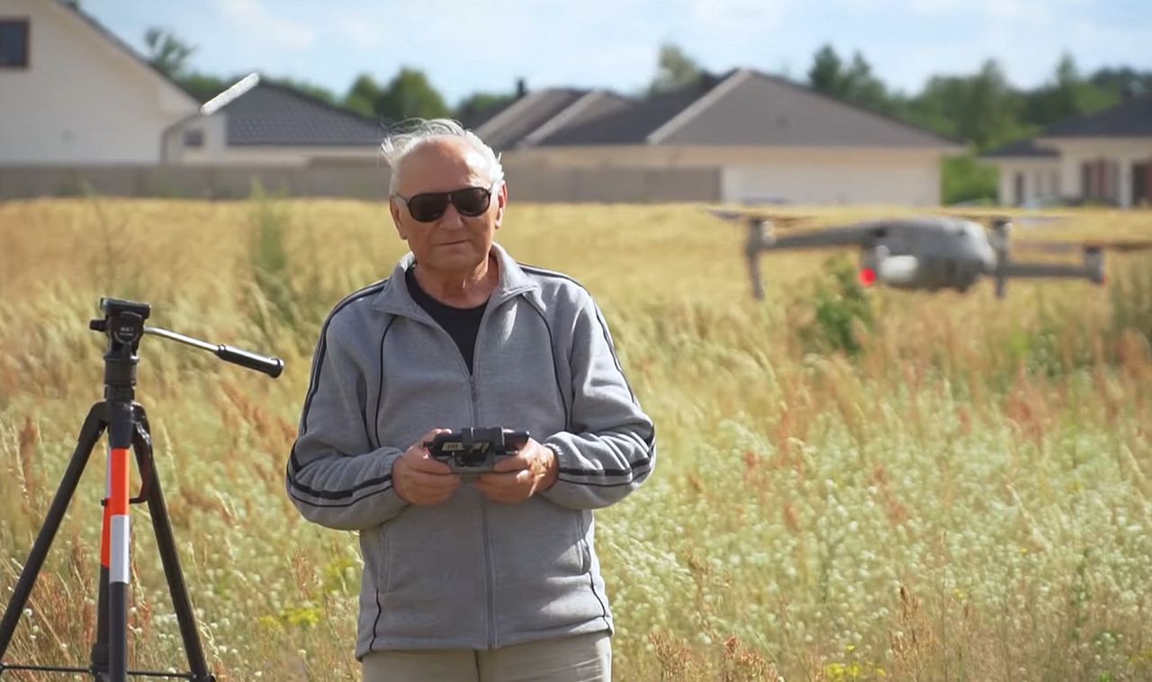 Najstarszy operator drona w Polsce. Pan Michał ma 89 lat i uwielbia nowe technologie