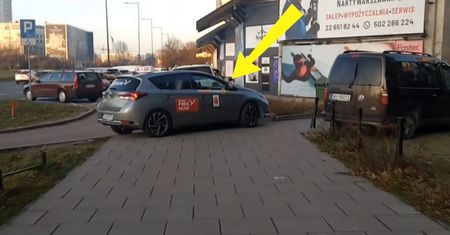 Taksówka na chodniku. Pokazał, co zrobił. Ogromne poruszenie