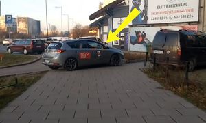 Taksówka na chodniku. Pokazał, co zrobił. Ogromne poruszenie