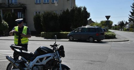 Wypadek z udziałem motocykla. Kierowca samochodem wymusił pierwszeństwo nad jednośladem