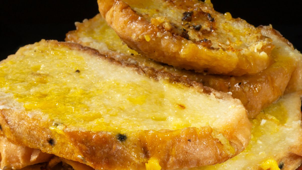 Chleb w jajku z dodatkiem parmezanu