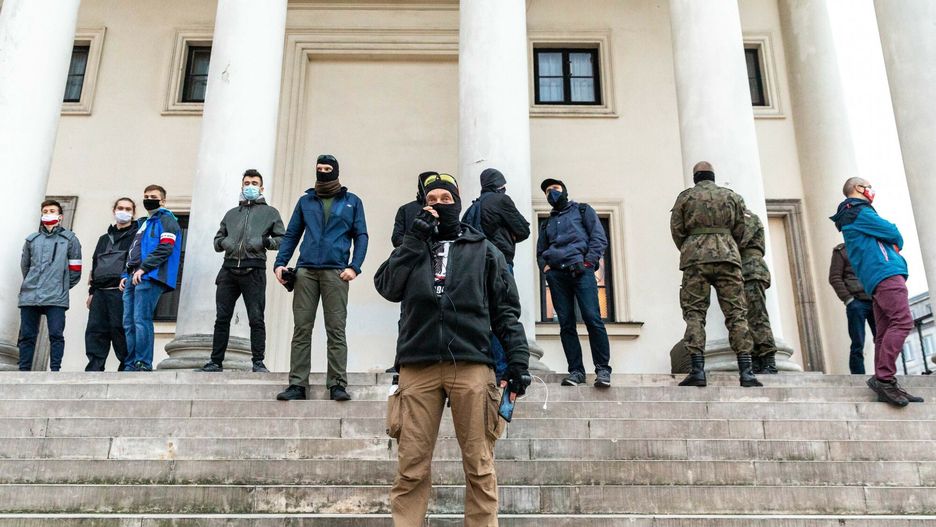 Śledcza warszawskiej prokuratury regionalnej Marta Choromańska została zauważona w grupie nacjonalistów stojących przed Kościołem w Warszawie
