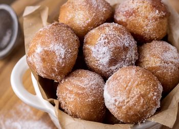 Te pączki serowe są puszyste i wilgotne w środku. Nie zatykają tak jak tradycyjne