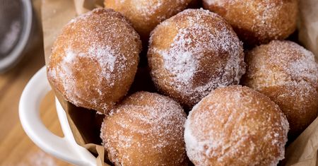 Te pączki serowe są puszyste i wilgotne w środku. Nie zatykają tak jak tradycyjne