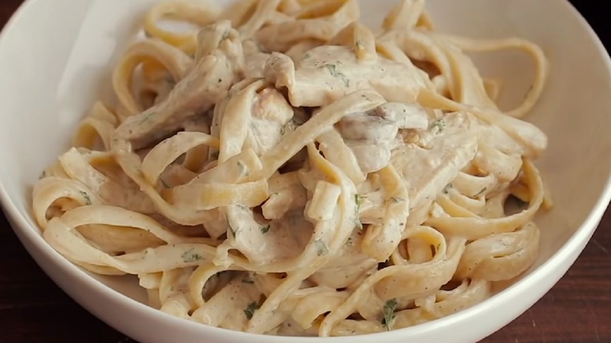 Przepis na makaron z kurczakiem w sosie śmietanowo-musztardowym to idealny pomysł. 