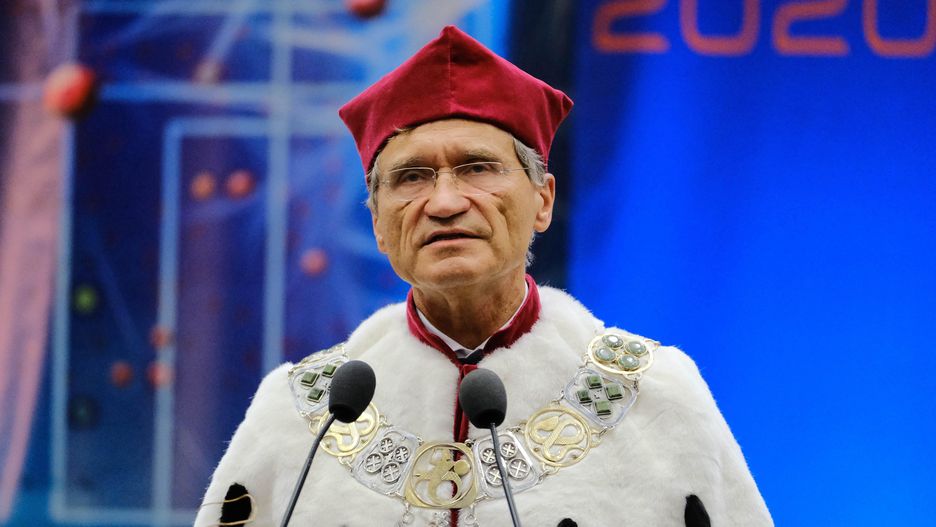 Rektor WUM obecny podczas szczepień celebrytów? Niedzielski pokazał pismo