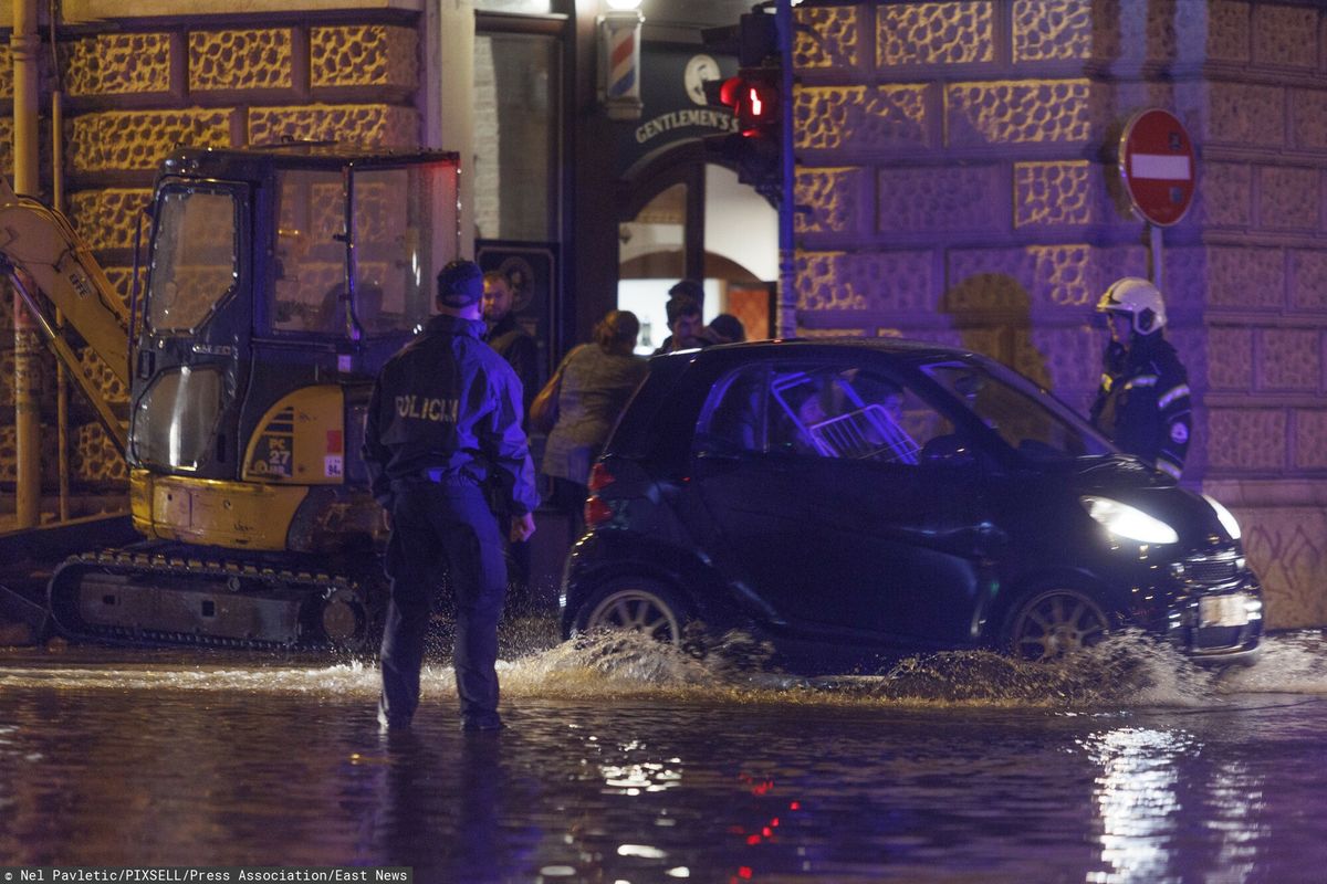 Samochody na zalanej ulicy po ulewnym deszczu w Rijece, Chorwacja, 28 września 2022 r.